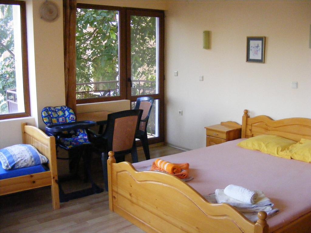Guest House "Zora - Sarafovo" Burgas Bagian luar foto